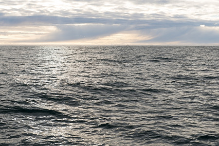 A北极洋面的海云密度高风分布图自然光束天气图片