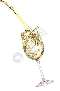 白葡萄酒倒浪漫的白葡萄酒喷洒在色饮料葡萄栽培设计图片