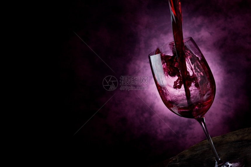 长相思抽象的地窖红酒在葡萄杯中的照片有抽象背景图片