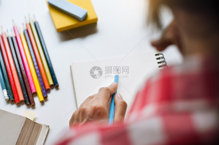 大学生用彩色铅笔做笔记图片