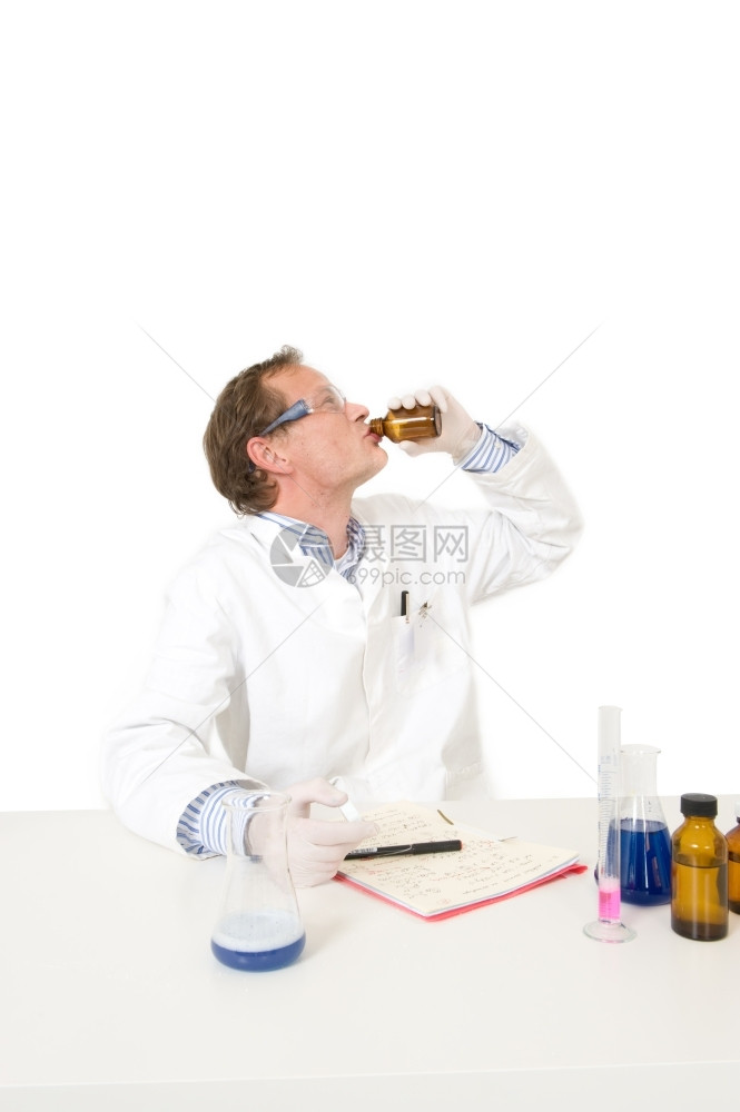 种类一个傻的化学家喝着瓶子里某种溶液的一小口在自己身上做实验不要在家里尝试这个测量眼镜图片
