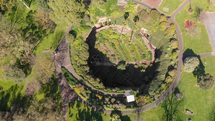 森林草地UmpherstonSinkholeMtGambier洞穴花园鸟瞰图澳大利亚图片