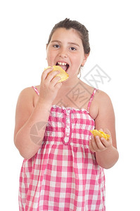 可爱的小女孩吃薯片孤立在白色背景上小吃快乐黑发图片