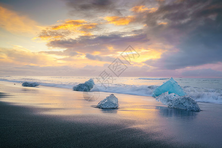 冰川天空户外岛Jokulsarlon冰海边美丽的日出图片