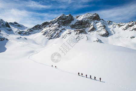 雪山登山团队图片