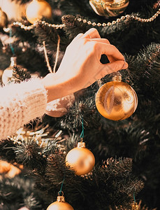 在树上挂着圣诞香水快乐的庆典丝带图片