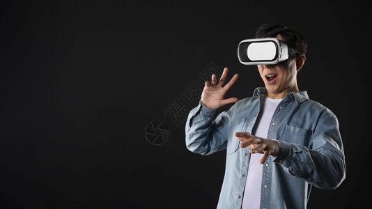 身戴VR眼镜的男生图片
