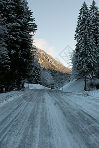 奥地利阿尔卑斯山的雪覆盖道路清除寒冷的冬天图片