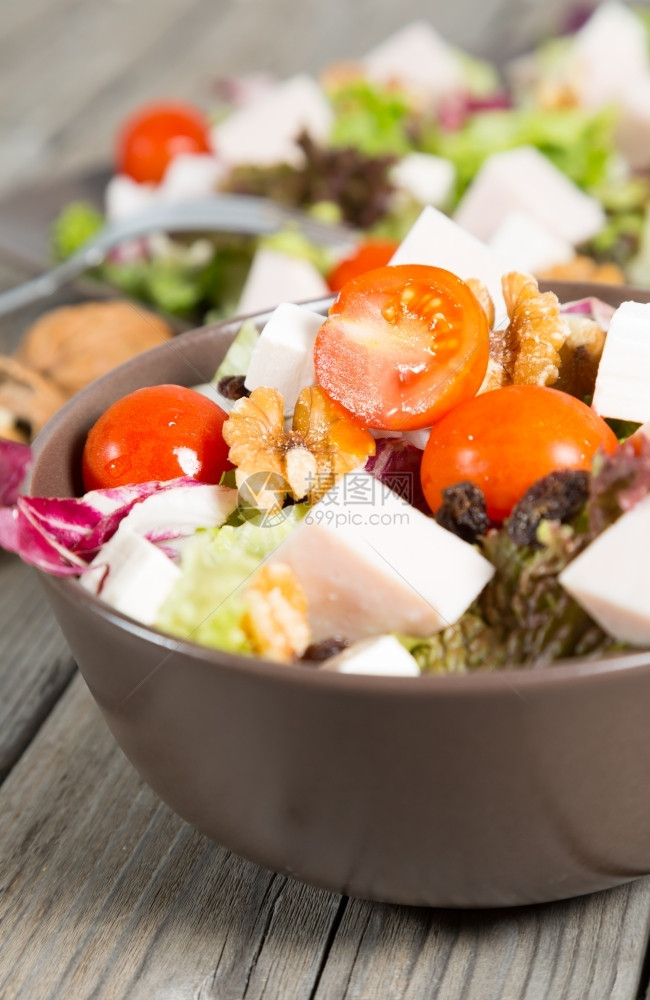 木头薄的地中海区典型的新鲜健康沙拉变得图片