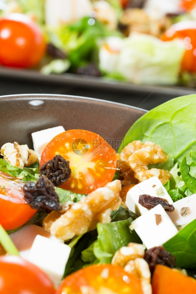 地中海区典型的新鲜健康沙拉大桌子液体图片