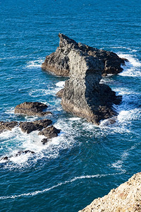 拍打在岩石上的浪花高清图片