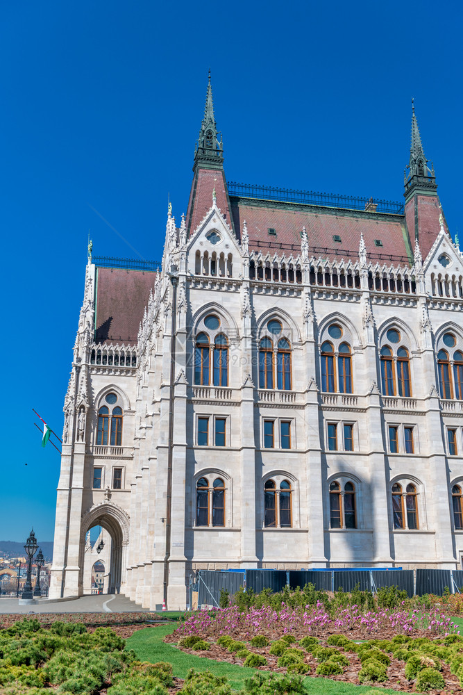 对称市中心布达佩斯议会在阳光明媚的一天外观匈牙利反射图片