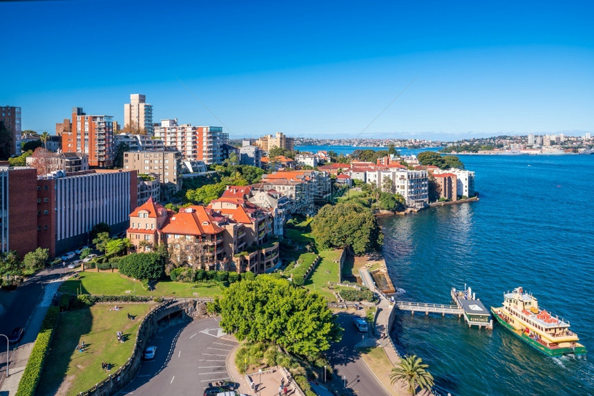 悉尼有蓝色天空的基里比天线区城市的澳大利亚图片
