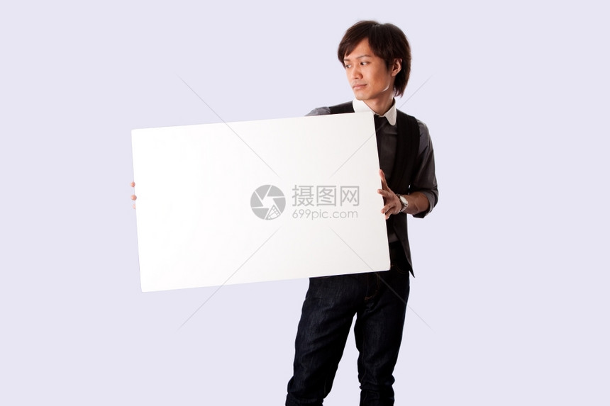 纸广告常设亚洲青年商业学生站在白空板上看着它孤立无援的年轻亚洲商学生图片