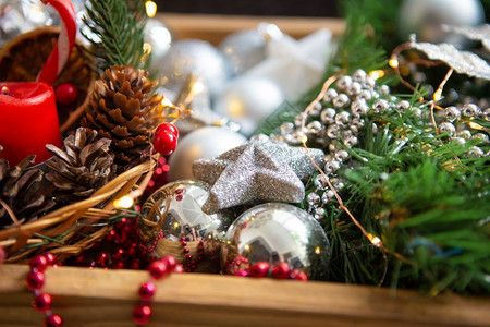 圣诞背景冷杉树枝圣诞装饰球果红银珠圣诞背景冷杉树枝红珠白色的冬天祝贺图片