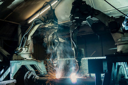 排汽车制造业工厂内机器人焊接运动图片