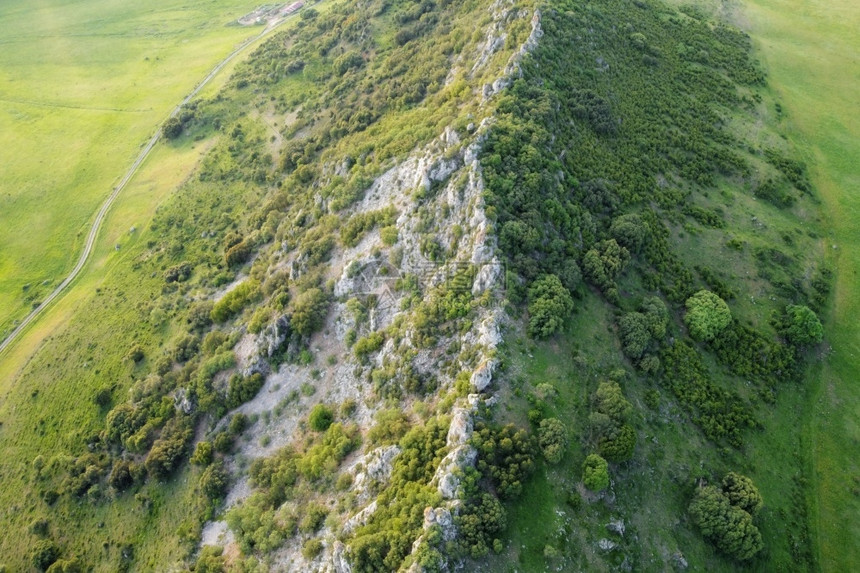 岩石屋Pancorbo峡谷布尔戈斯卡蒂利亚莱昂西班牙的山地景观鸟瞰图西班牙卡斯蒂利亚莱昂布尔戈斯Pancorbo峡谷的山地景观鸟图片