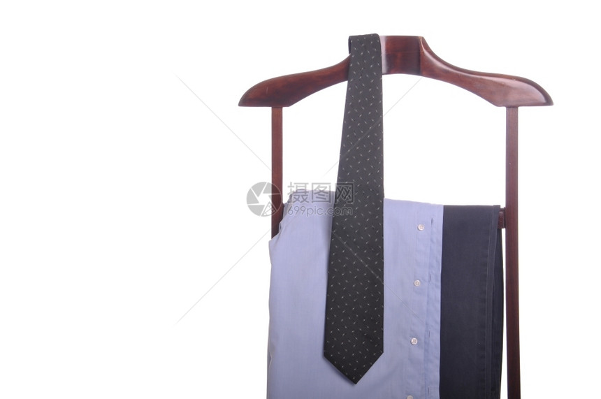 身穿衣服着上衬衫领带和长裤白底隔离在色背景的木制衣架上套装时尚精品店图片