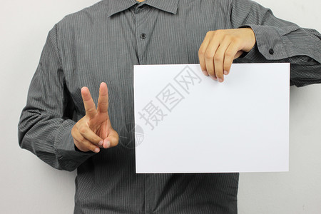 一张白纸商人持有带手签的空白皮书并有复制空间来设计你的商业工作办公室信息您的设计图片
