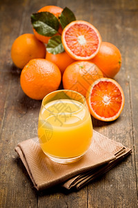 果汁液体古代木制桌边的新鲜橙子汁图片