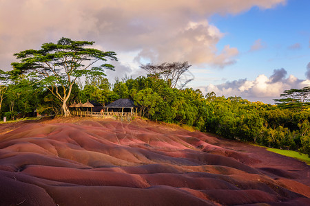 游客Chamarel七色土自然公园毛里求斯岛最著名的旅游景点侵蚀现象图片