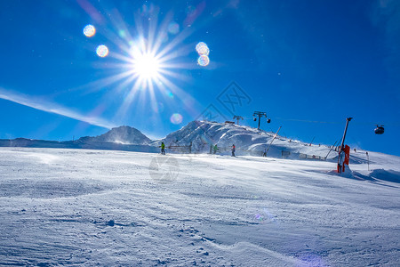 冬季的滑雪场高清图片