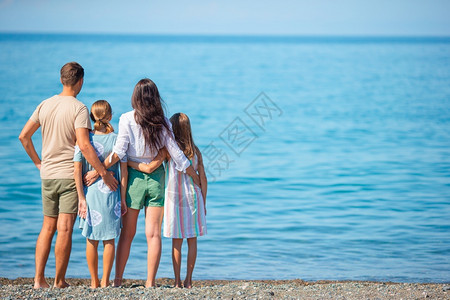 海滩上的一家人背影图片