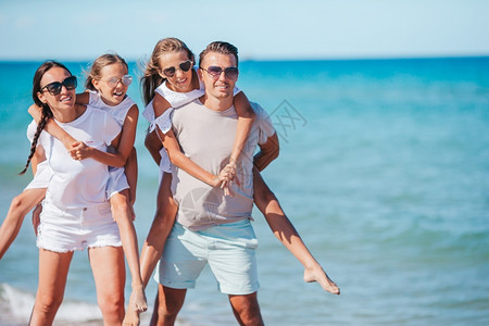 女儿水为人父母暑假海滩上的幸福家庭暑假海滩上的快乐家庭图片