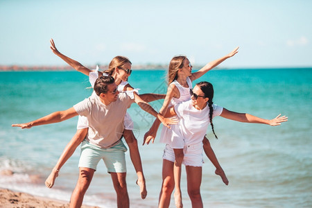 暑假海滩上的幸福家庭暑假海滩上的快乐家庭夏天的白种人图片