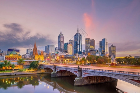 维多利亚澳大黄昏时墨尔本市天际线建筑物河图片