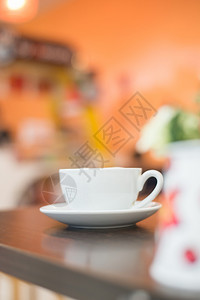新鲜的自助餐厅咖啡店背景的卡布奇诺杯碟子图片