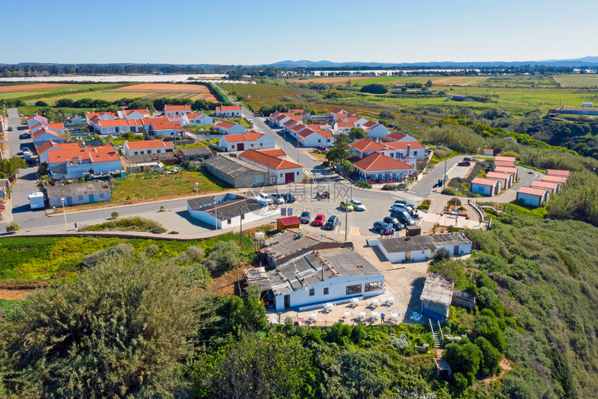 假期从葡萄牙西海岸AzenhadoMar村起飞的空中机乐趣天线图片