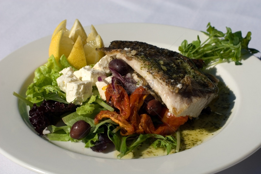 烤澳洲肺鱼搭配希腊风味沙拉黑色的希腊风格健康图片