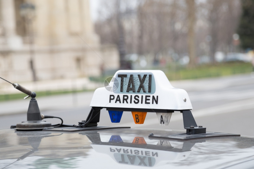 街道四分之一摄影法国巴黎的典型出租车图片