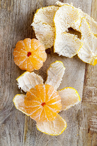 收成木板好美味的橘子躺在切割板上剥下普通洋葱好的背景图片