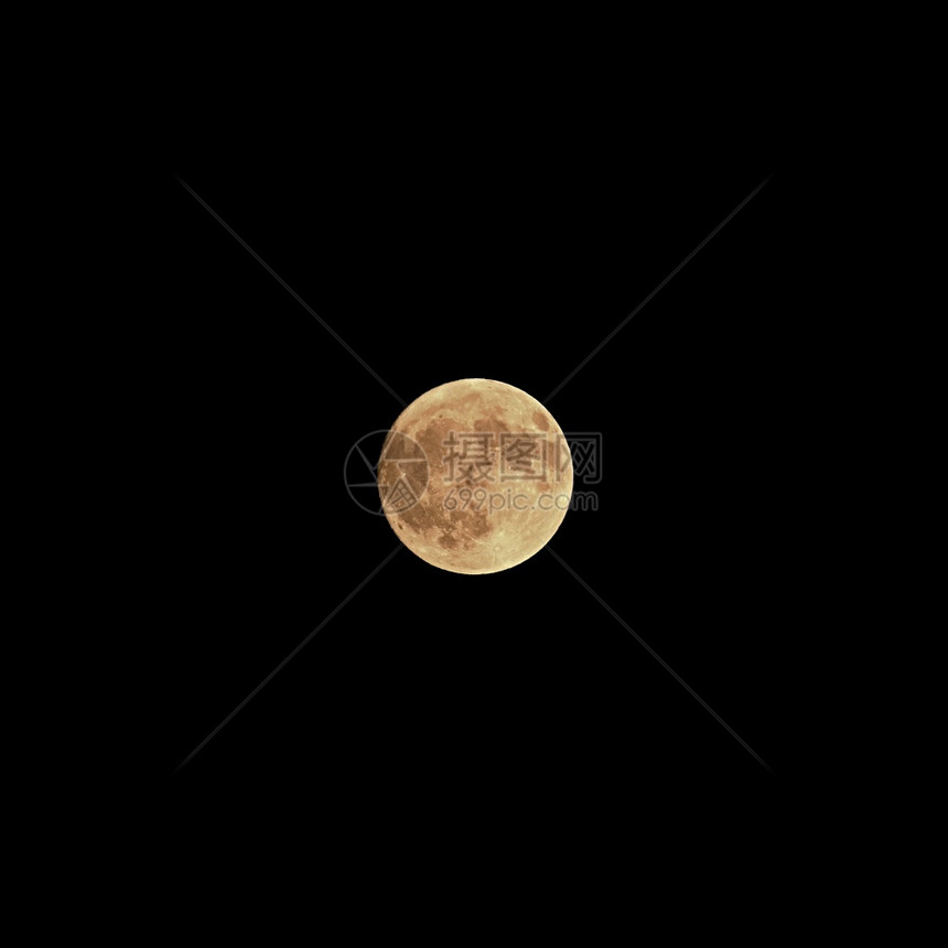 超过夜里满月在黑漆的天空上自然神秘图片