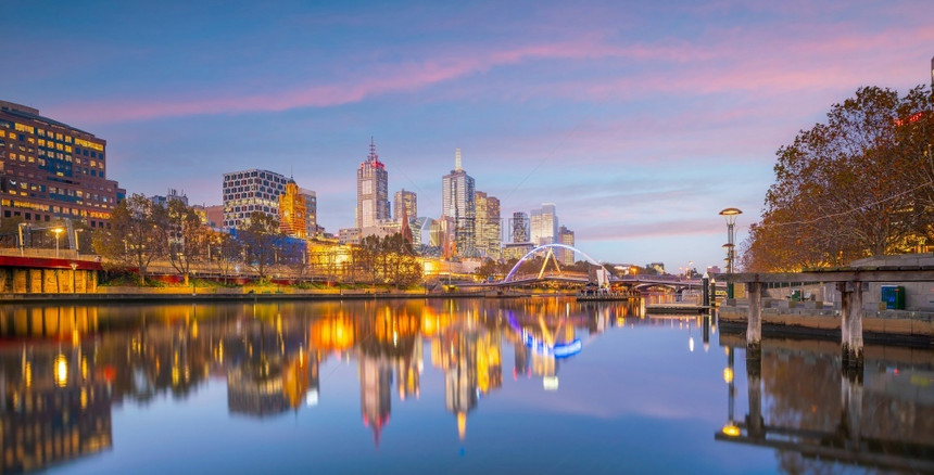 全景黎明澳大利亚黄昏时墨尔本市天际线建筑物图片