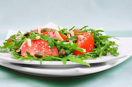 番茄沙拉配有黄菜叶奶酪和芝麻种子素食主义者蔬菜自然图片