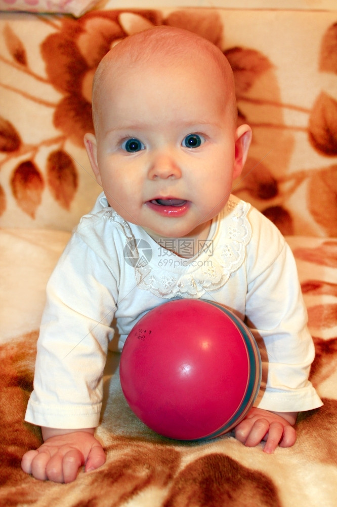 女孩迷人的美丽的小宝玩红色球的图片