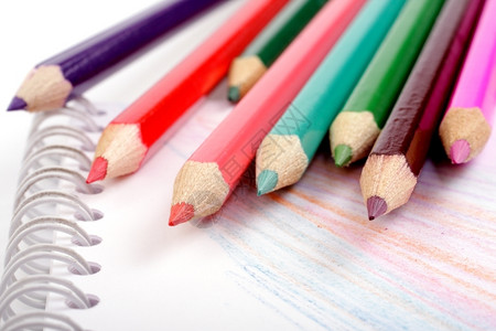 彩色铅笔和绘画本背景图片