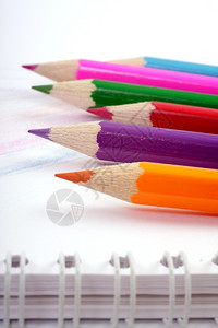 彩色铅笔和绘画本图片
