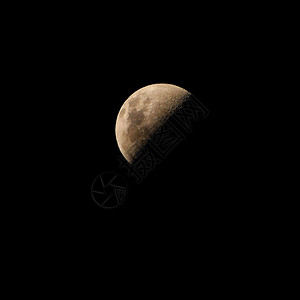 夜晚月亮在黑的天空上圆形自然夜间图片