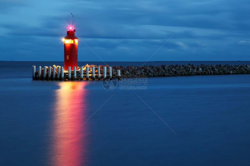 象征水丹麦蓝色时钟的Hou灯塔建造图片