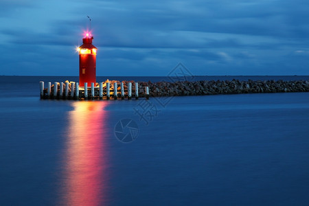 象征水丹麦蓝色时钟的Hou灯塔建造图片