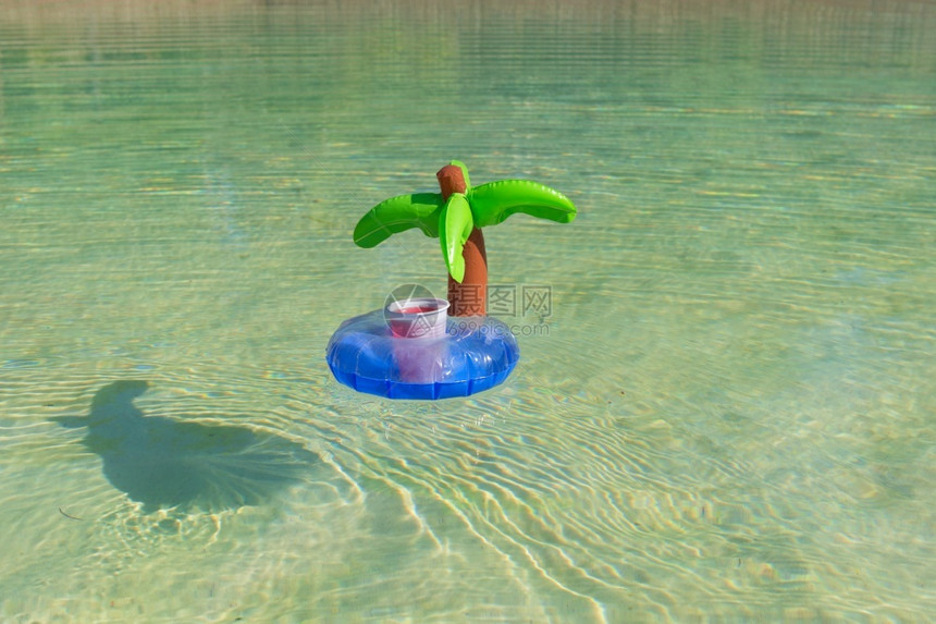 热带含鸡尾酒的充气棕榈树持有者放松图片