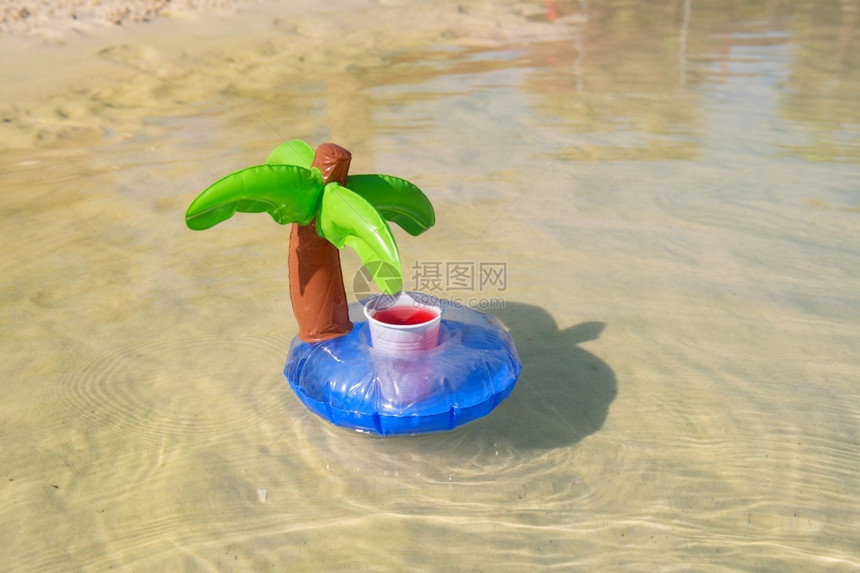 可爱的含鸡尾酒充气棕榈树喝水图片