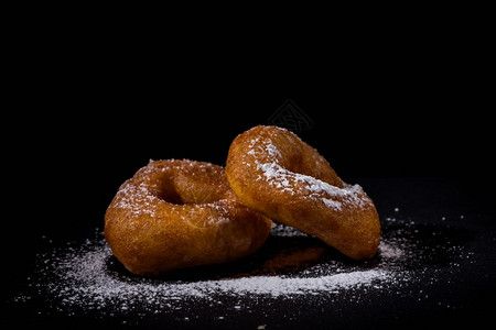 艺术配料糖粉洒在美味自制甜圈上撒图片