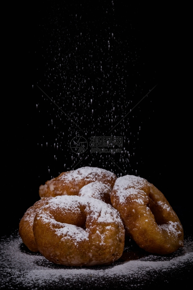 撒工作室糖粉洒在美味自制甜圈上棕色的图片