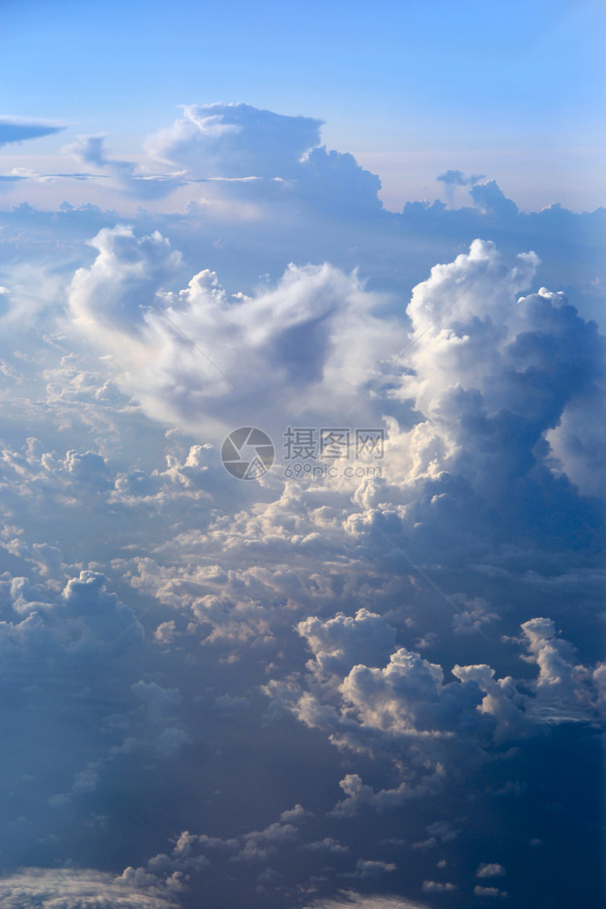 空气广阔的自然飞越云层机窗外的白云美景飞过下的美丽天堂全景图片