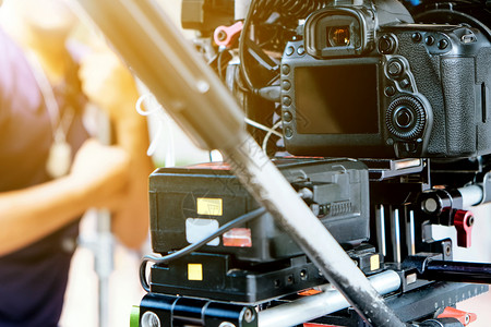 行业电影摄像员用相机拍电影场景主题在后面图片